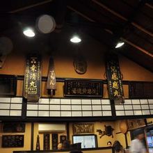 なにやら古めかしい看板が店内に飾りつけてあります。