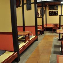 テーブル席と座敷があります。予約用の奥座敷もあるはず。