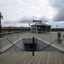 奥に見えているのが乗り場です