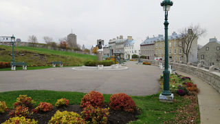 セントローレンス川とシャトー フロントナックを一望