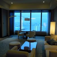 リビングです。左側のドアを開けると寝室や浴室などがあります。