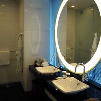 洗面所のシンクは2つ！ブラインドを上げて外を眺められます。