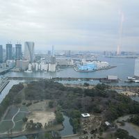 客室からは浜離宮とお台場が一望できます。夜は夜景が綺麗です。