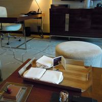 左手前がアニバーサリーケーキ、右手前がウェルカムスイーツ。