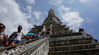 王宮の対岸にあります