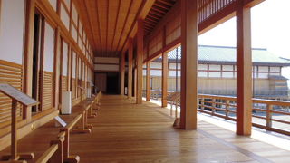 金の豪華な内装