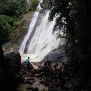 サムイ島で一番多くの旅行者が訪れる滝