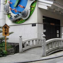 中々すっきりとした白塀造りの建物です