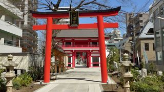 しょぼかった神社がリニューアルされ、富士塚にも登れます