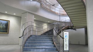 緩やかなつくりのらせん階段