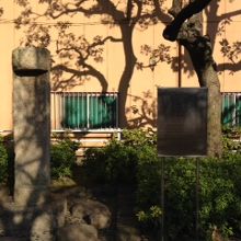 花戸川公園の一角に建っています