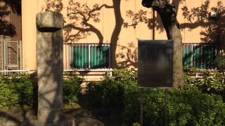 市川団十郎の歌が刻まれている