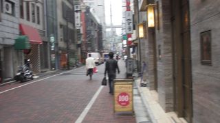 金春通りに続くカラー舗装の通り