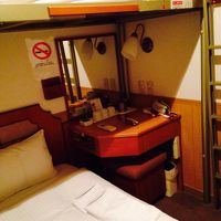 ベッド脇の化粧台