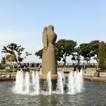 像の背中側です