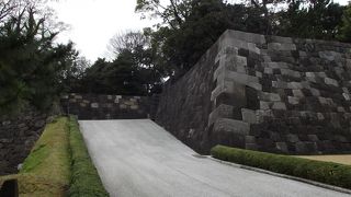 都心には汐見坂が数ヶ所あるがここは皇居東御苑内の坂です