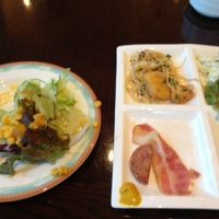 写真は洋食ですが、別の場所に和食他もあります。