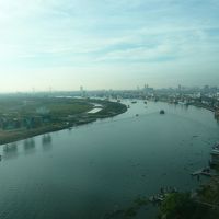 客室よりサイゴン川を見渡す