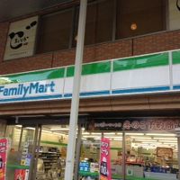 となりにあります