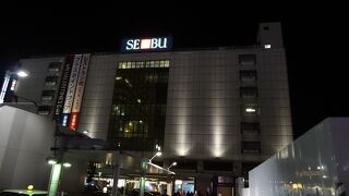 駅南側のロータリーに面しています