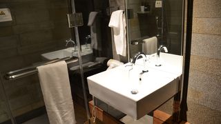 長いフライトの前にシャワーでリフレッシュ