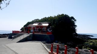 頭に蓋をかぶって参拝する神社．車だとわかりにくい場所にあるので注意