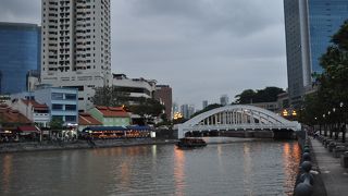 川を眺めながら過ごす