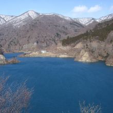奥に雪をかぶった谷川連峰も見えます