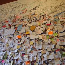 びっしりと貼られた手紙。返事もちゃんと届くそうです。