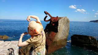 海にせりだすアートが楽しい