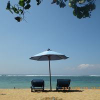 ホテルの庭からビーチを望む。