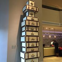 フロントの横、カバンのモニュメント