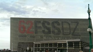 新市街の入り口に建つクルサール