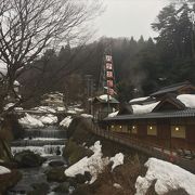 兵庫県美方郡香美町村岡区大笹に有ります。ここでは、スキーで滑った後に、冷えた体を温める事や汗を流すには、最適な立地です。