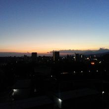 わかりづらいですが、ホテルからの夕日。10階からだともっとキ