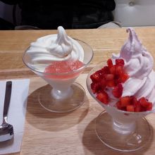 苺ソフトクリームと桜ソフトクリーム