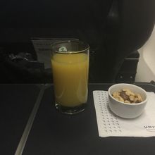 最初の飲み物とナッツ。