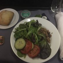 サラダ。今回の野菜、しおれてたので無理せず残しました。