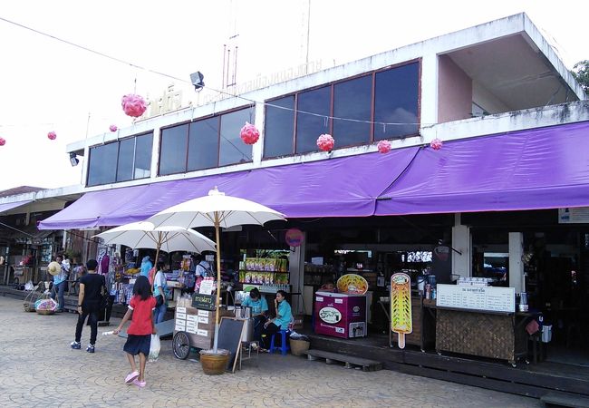 メコン川沿いの土産物屋