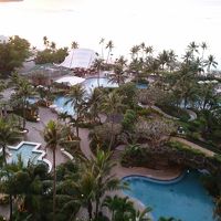 お部屋から見たプールとプライベートビーチ