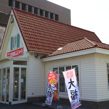 駅前の店舗の外観です。入り口は二重扉になっています。