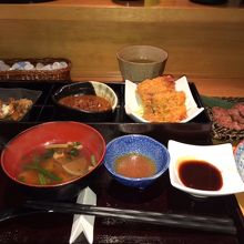 お膳に乗り切れていません。