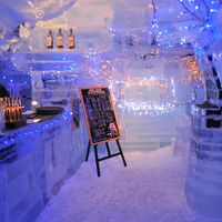 玄関前にあるアイスバー。中は極寒です。行く時は完全防寒で。