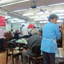 店内はともて賑やかです