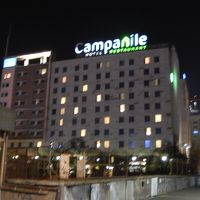 夜のホテル外観