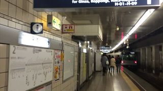 この駅から、あの有名な築地に行く事ができます。多くの観光客で駅のホームはごったがえしていますが、明るく判り易い駅になっています。