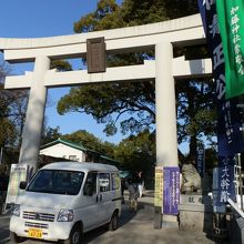 加藤神社の鳥居に駐車した軽自動車。