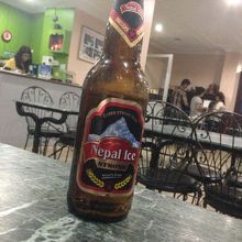 ビールの背景に、店の様子を入れてみました。