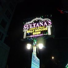 Sultana'sのネオンサイン