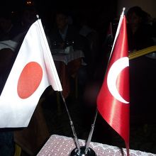 日本人客テーブルには日の丸とトルコ国旗が飾られます。